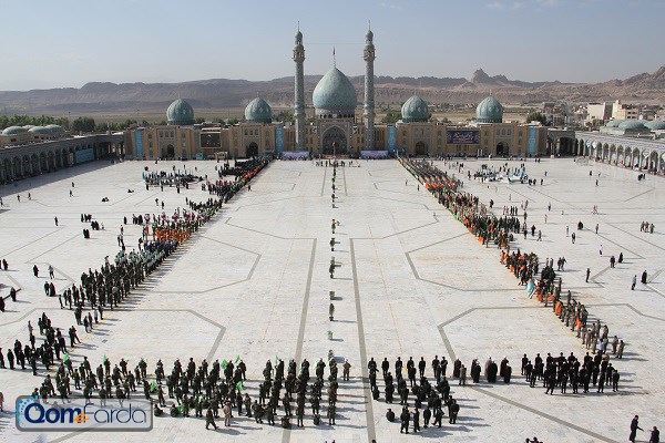 تصاویر صبحگاه مشترک نیروهای نظامی و انتظامی در مسجد مقدس جمکران