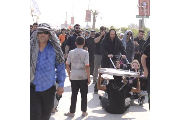محمد باقر قالیباف در حال حمل کالسکه کودک در راهپیمایی اربعین