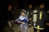 تصاویر اختصاصی از تلاش آتش نشانان قم برای نجات محبوس شدگان در اتش